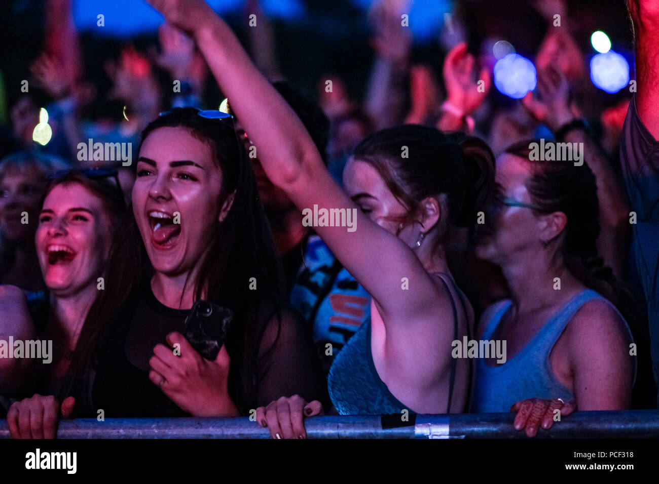 L'auditoire pour Leftfield jouant le gauchisme album sur la scène en plein air au WOMAD le samedi 28 juillet 2018 tenue à Charlton Park, Wiltshire . Sur la photo : les jeunes femmes dans la rangée avant. Banque D'Images