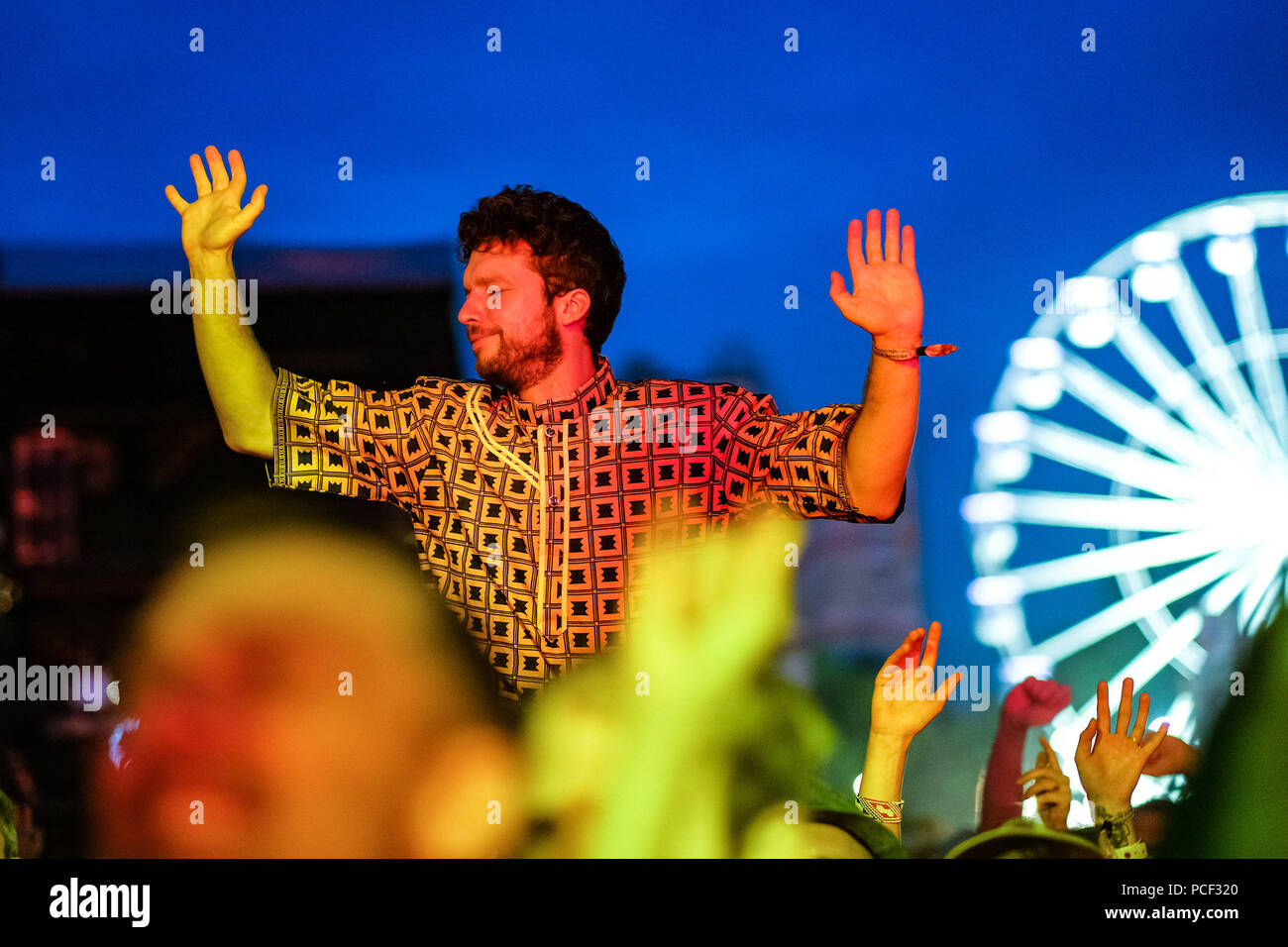 L'auditoire pour Leftfield jouant le gauchisme album sur la scène en plein air au WOMAD le samedi 28 juillet 2018 tenue à Charlton Park, Wiltshire . Sur la photo : un jeune homme danser sur les épaules d'un autre Banque D'Images