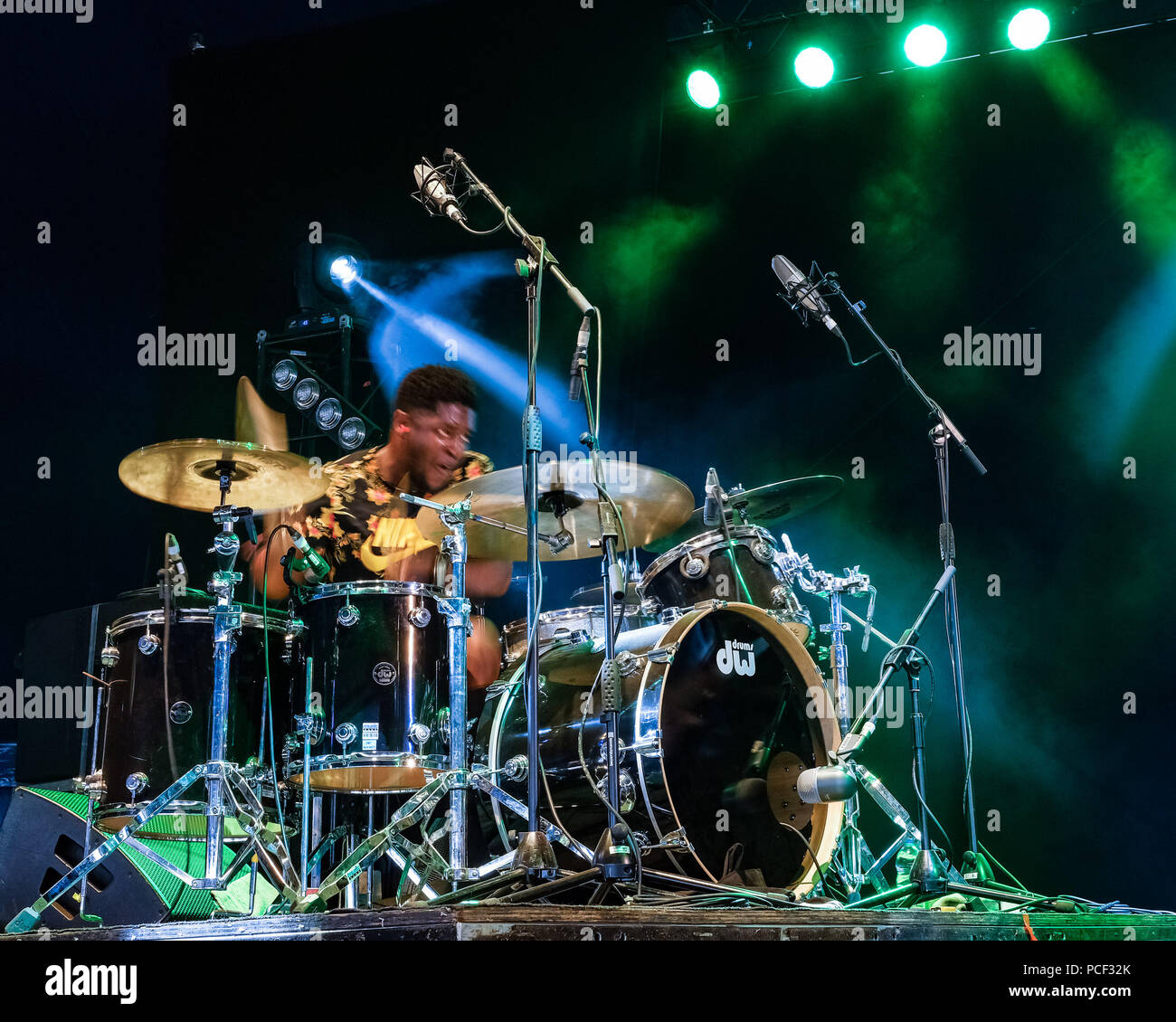 La convention collective le grand jeu Ezra Reg tente au WOMAD le samedi 28 juillet 2018 tenue à Charlton Park, Wiltshire . Sur la photo : Femi Koleoso, batterie. Banque D'Images