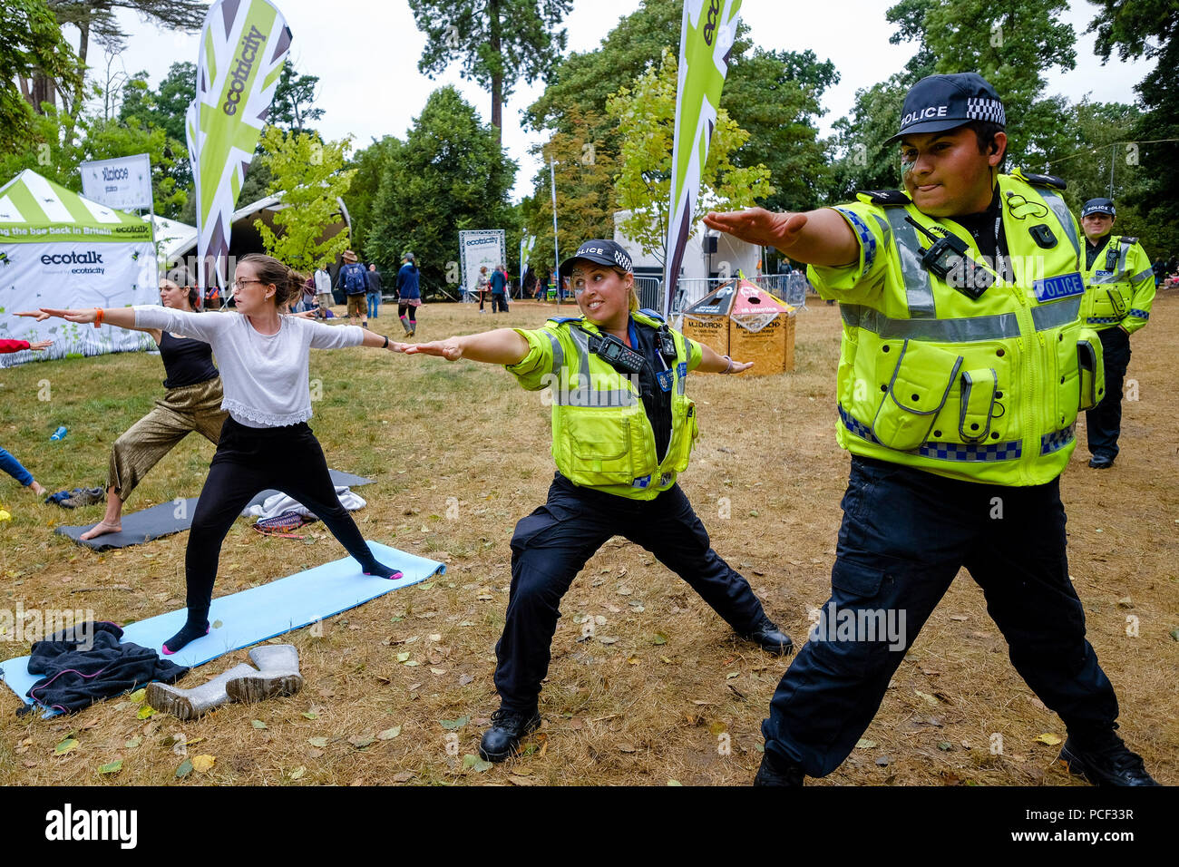 Inscrivez-vous la police une classe de yoga au WOMAD le dimanche 29 juillet 2018 tenue à Charlton Park, Wiltshire . Sur la photo : 2 policiers de la Force de police Wiltshire rejoint dans une classe de yoga en cours dans le monde de bien-être . Banque D'Images