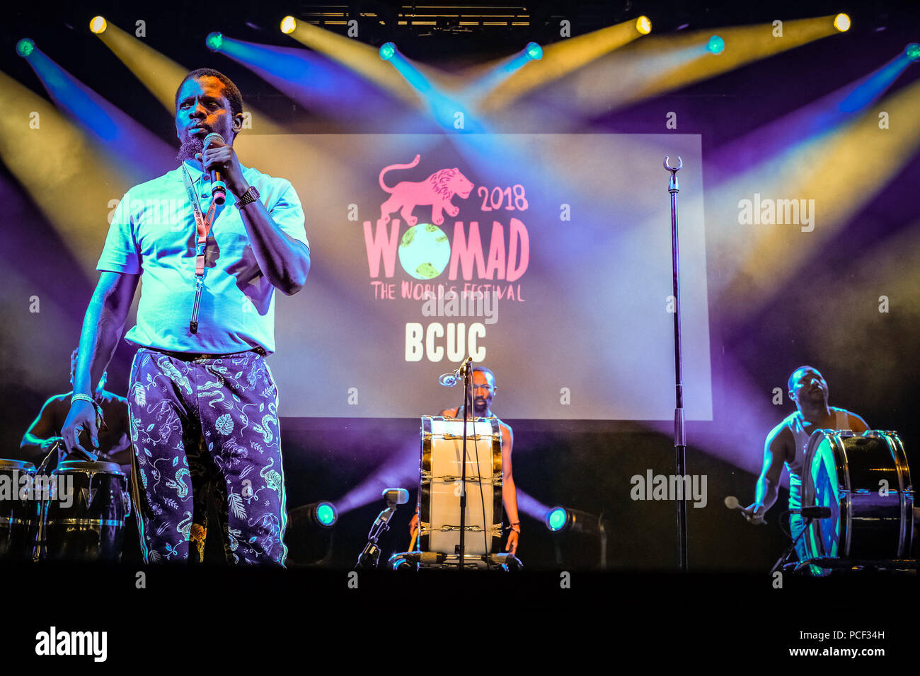 BCUC (Conscience) Uhuru Continua Bantu au WOMAD le dimanche 29 juillet 2018 tenue à Charlton Park, Wiltshire . Sur la photo : BCUC sont un groupe de 7 à partir de l'Afrique du Sud, Soweto. accompagné d'un chanteur Jovi Nkosi. Banque D'Images