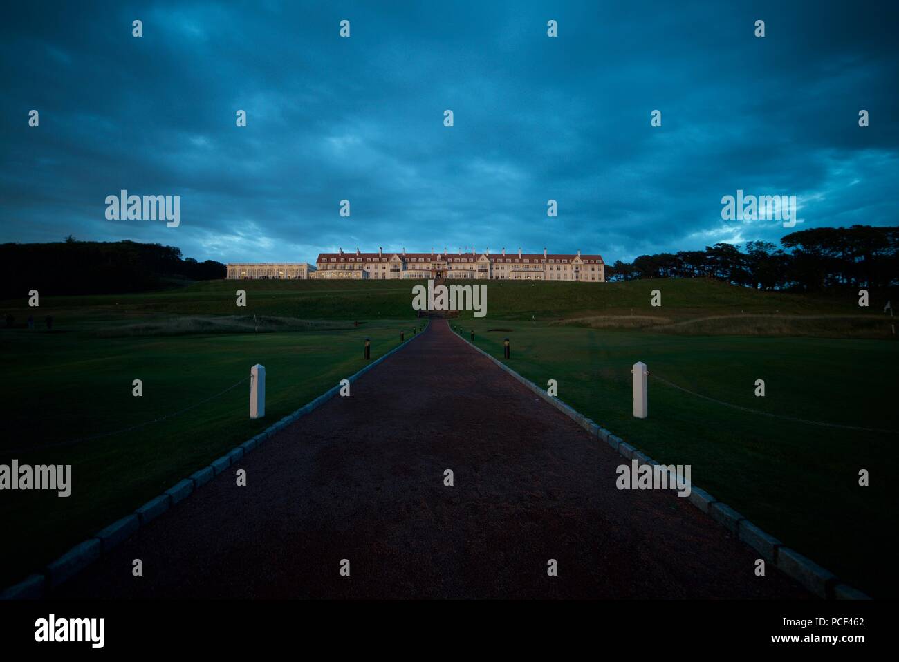 Vue de la façade de Trump, Turnberry a Luxury Collection Resort, en Écosse. Donald Trumps golf à Turnberry avec un ciel sombre au-dessus. Banque D'Images