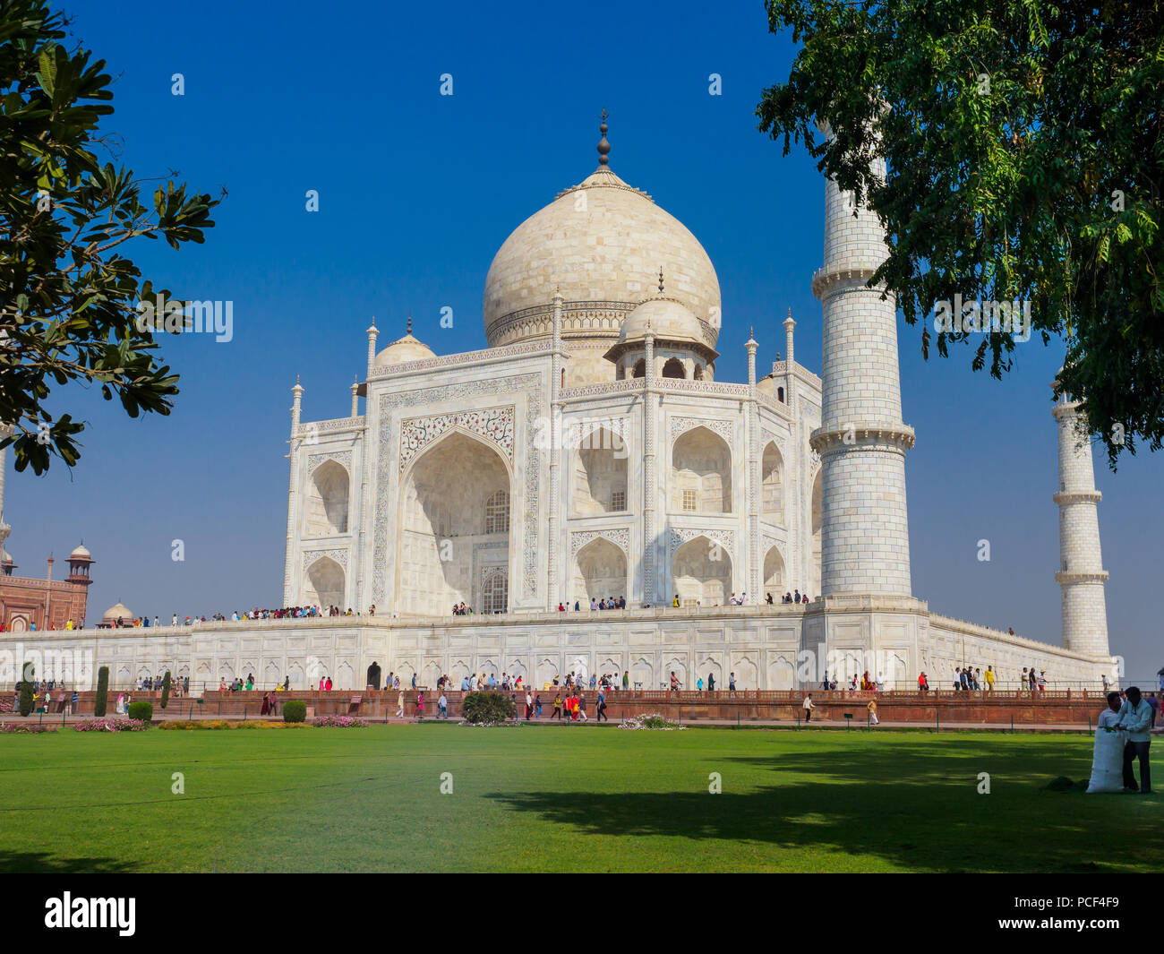 Les touristes visitant le Taj Mahal, le mausolée en marbre blanc ivoire dans la ville d'Agra, Uttar Pradesh, Inde. Banque D'Images