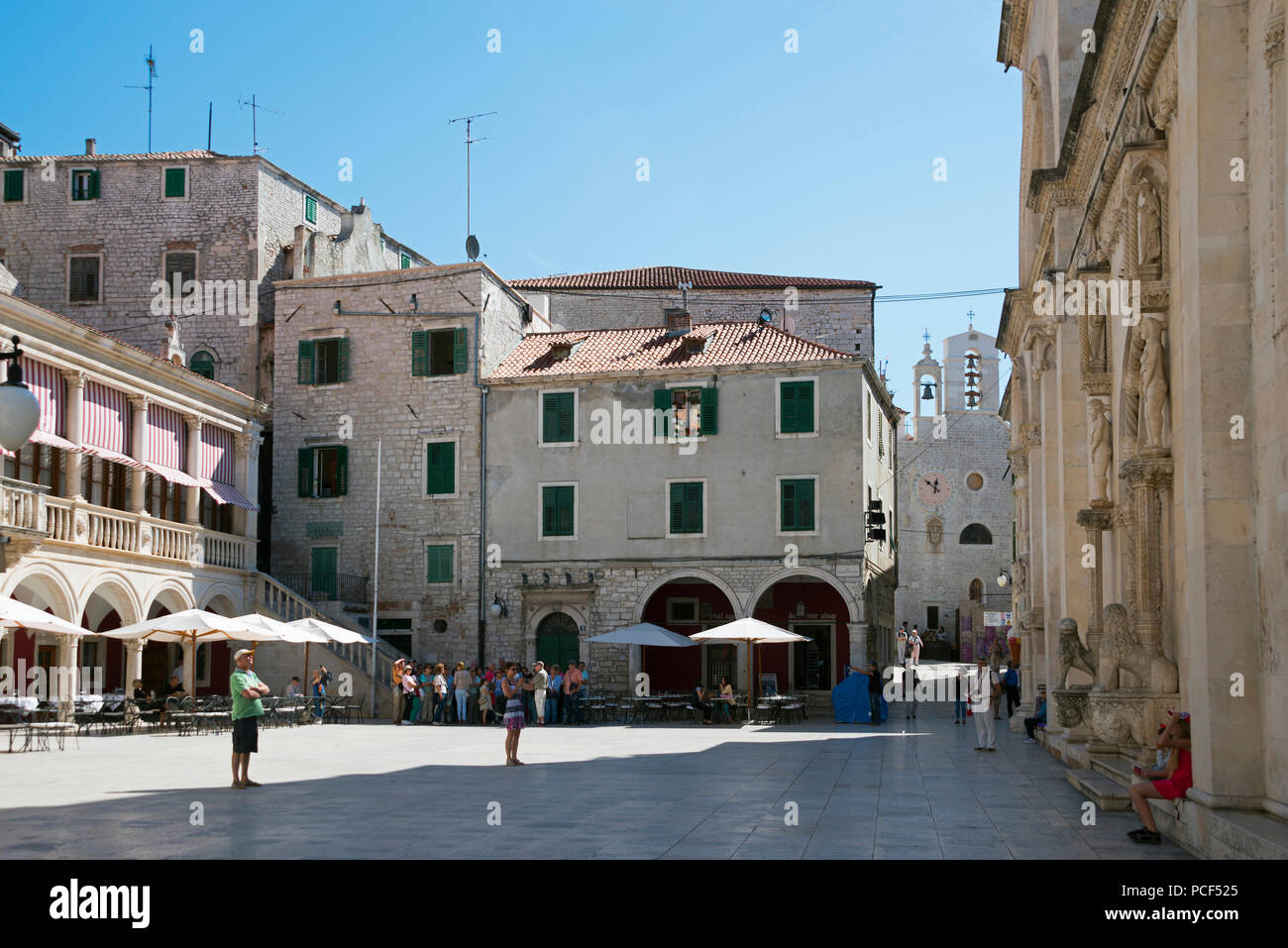 Place de la République et l'église Sv Barbara, Sibenik, Croatie, Dalmatie, Trg Republike Hrvatske Banque D'Images