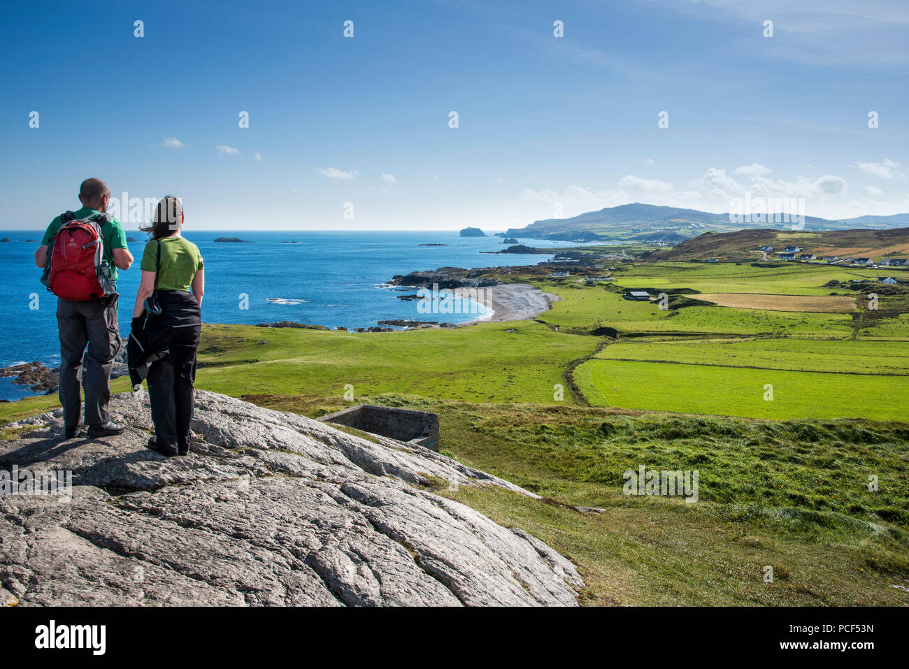 Les randonneurs à admirer la vue à Malin Head Banque D'Images