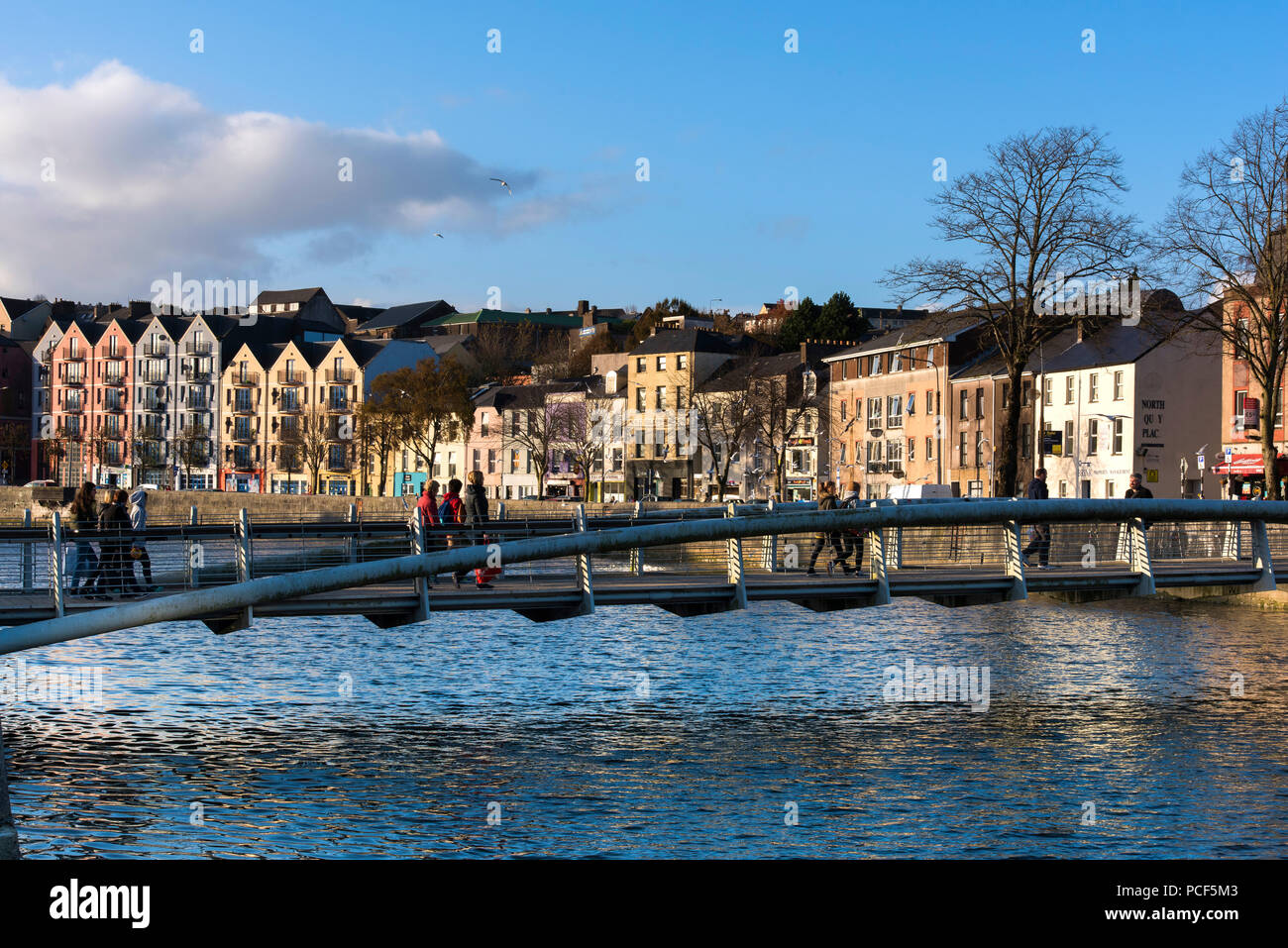 Passerelle sur Rivière Lee La ville de Cork, Banque D'Images