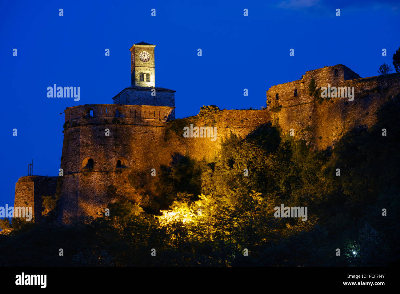 Tour de l'horloge sur le château la nuit, Gjirokastra, Albanie, Gjirokastër Banque D'Images
