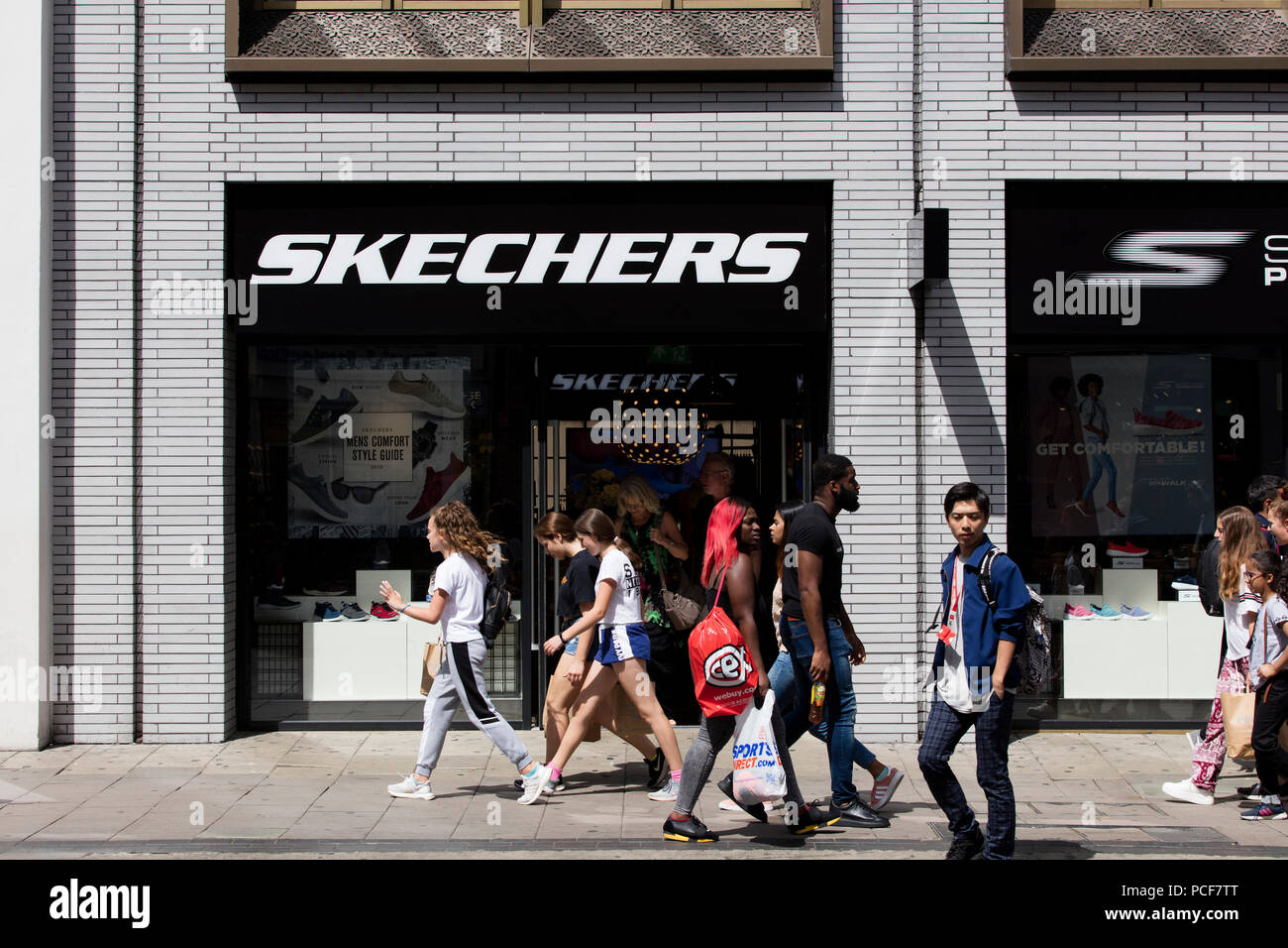 Londres, Royaume-Uni - 31 juillet 2018 : Skechers chaussures de marque de  magasin sur Oxford Street, au centre de Londres Photo Stock - Alamy