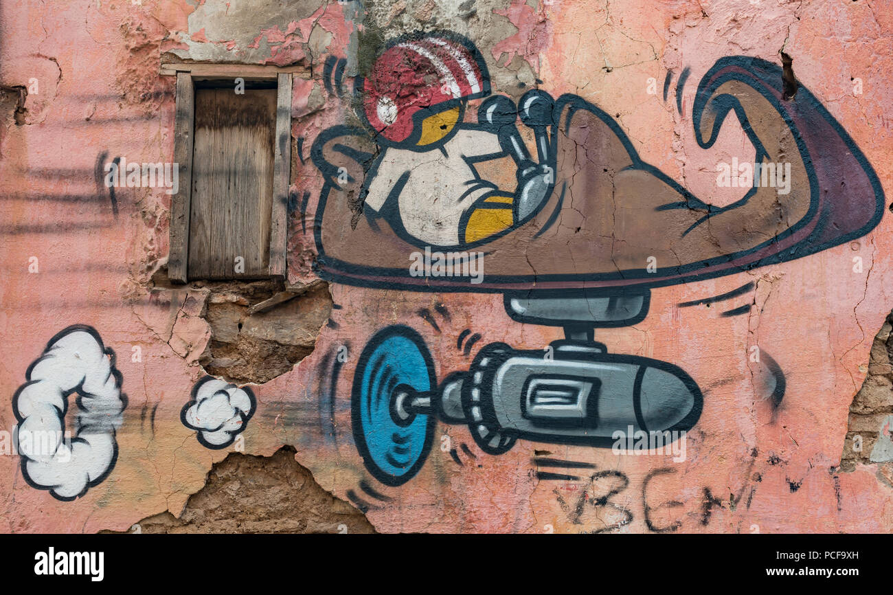 Graffiti sur un mur avec des fissures, battant l'oriental marocain, chaussure, Maroc Banque D'Images