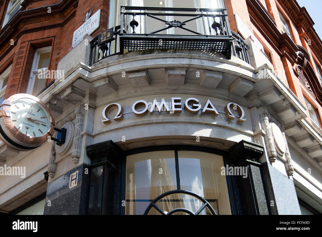 Londres, Royaume-Uni - 31 juillet 2018 : Omega watch de luxe boutique sign sur Oxford Street, au centre de Londres. Banque D'Images