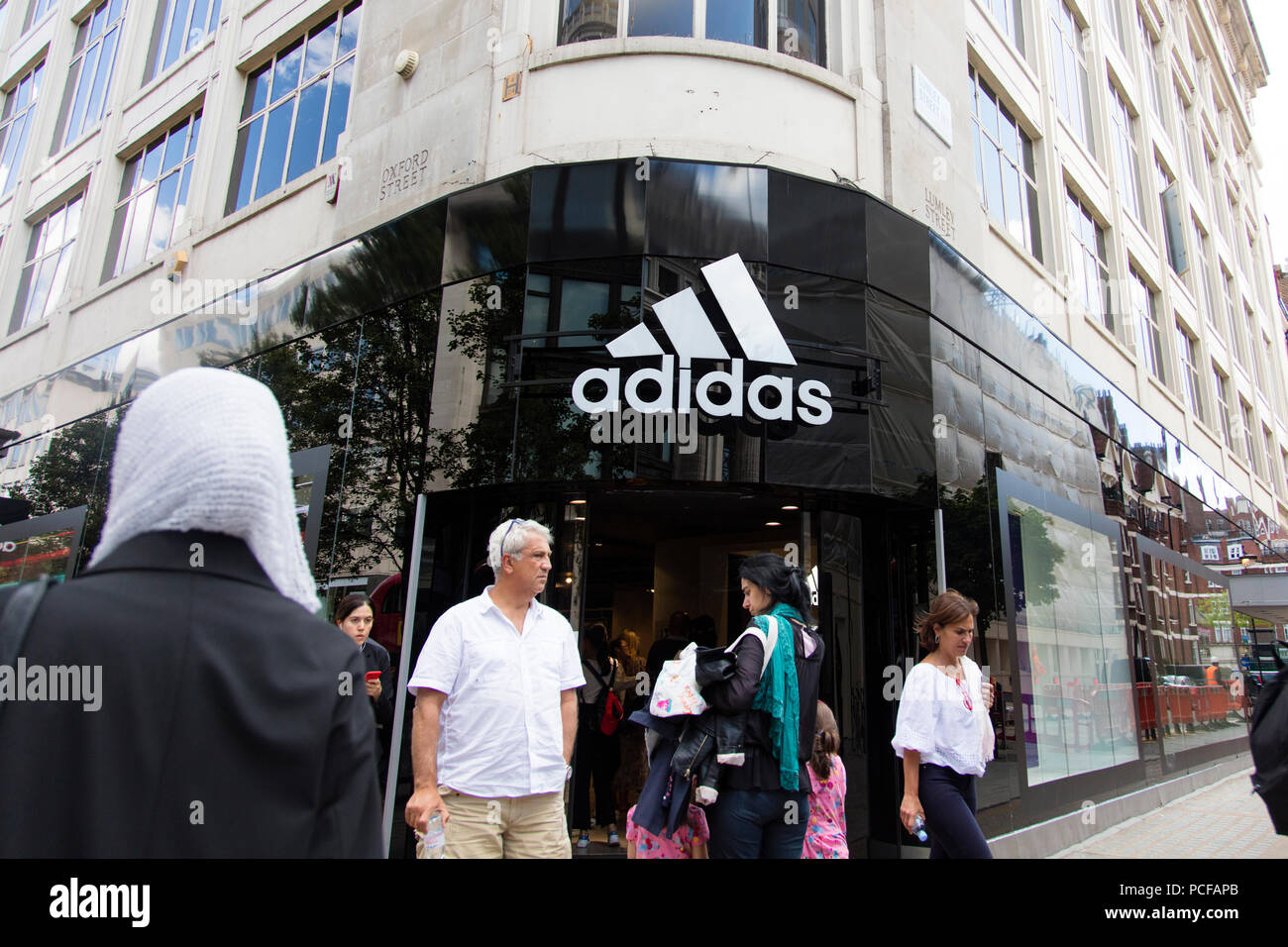 Londres, Royaume-Uni - 31 juillet 2018 : magasin de sport Adidas shop/sur  Oxford Street, au centre de Londres Photo Stock - Alamy
