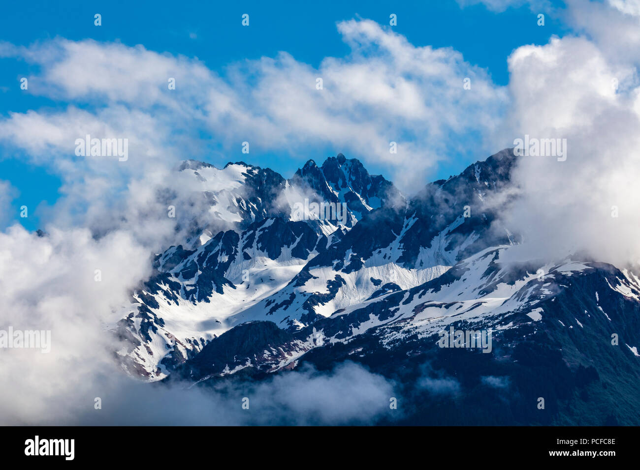 Enneigés des montagnes rocheuses dans les nuages sur la péninsule de Kenai en Alaska Banque D'Images