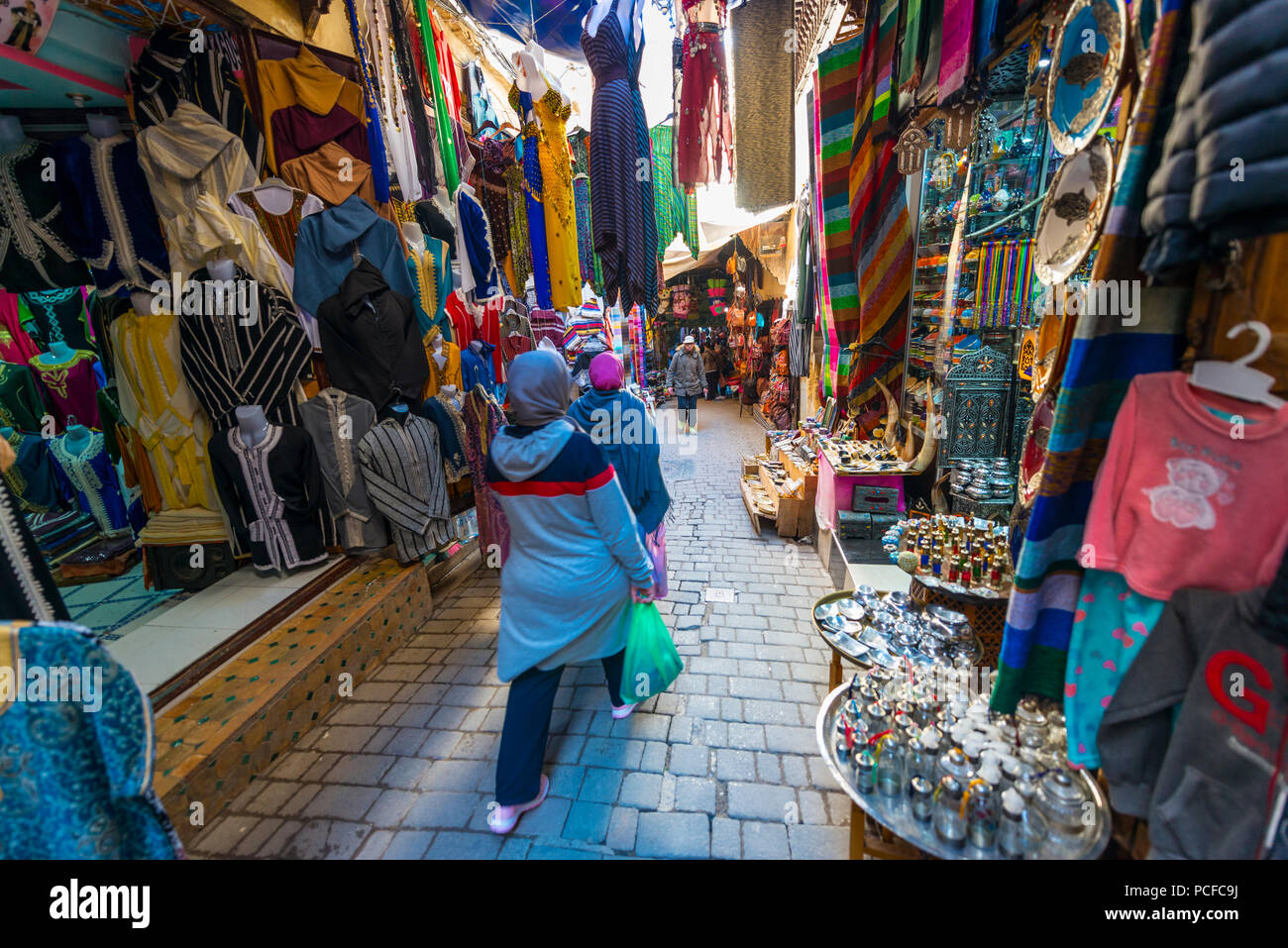 Les habitants, les rues étroites dans un marché arabe, Shouk, Médina de Fès, Fes, Maroc Banque D'Images