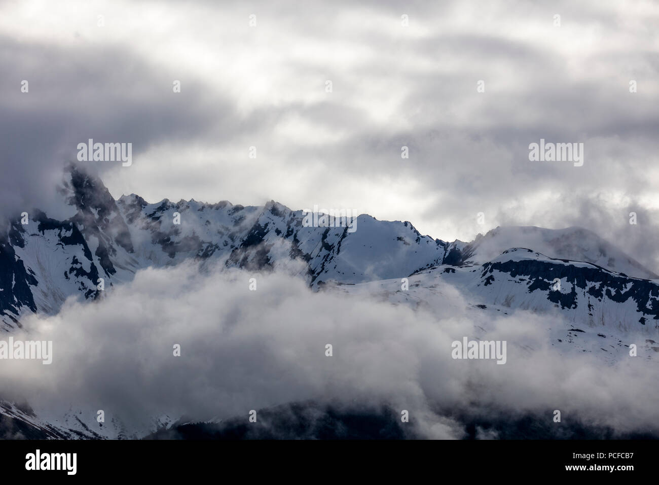 Enneigés des montagnes rocheuses dans les nuages sur la péninsule de Kenai en Alaska Banque D'Images