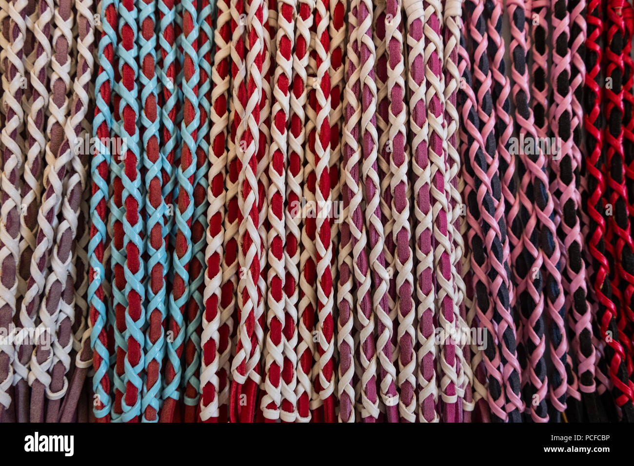 Bracelets en cuir multicolore fond. Banque D'Images