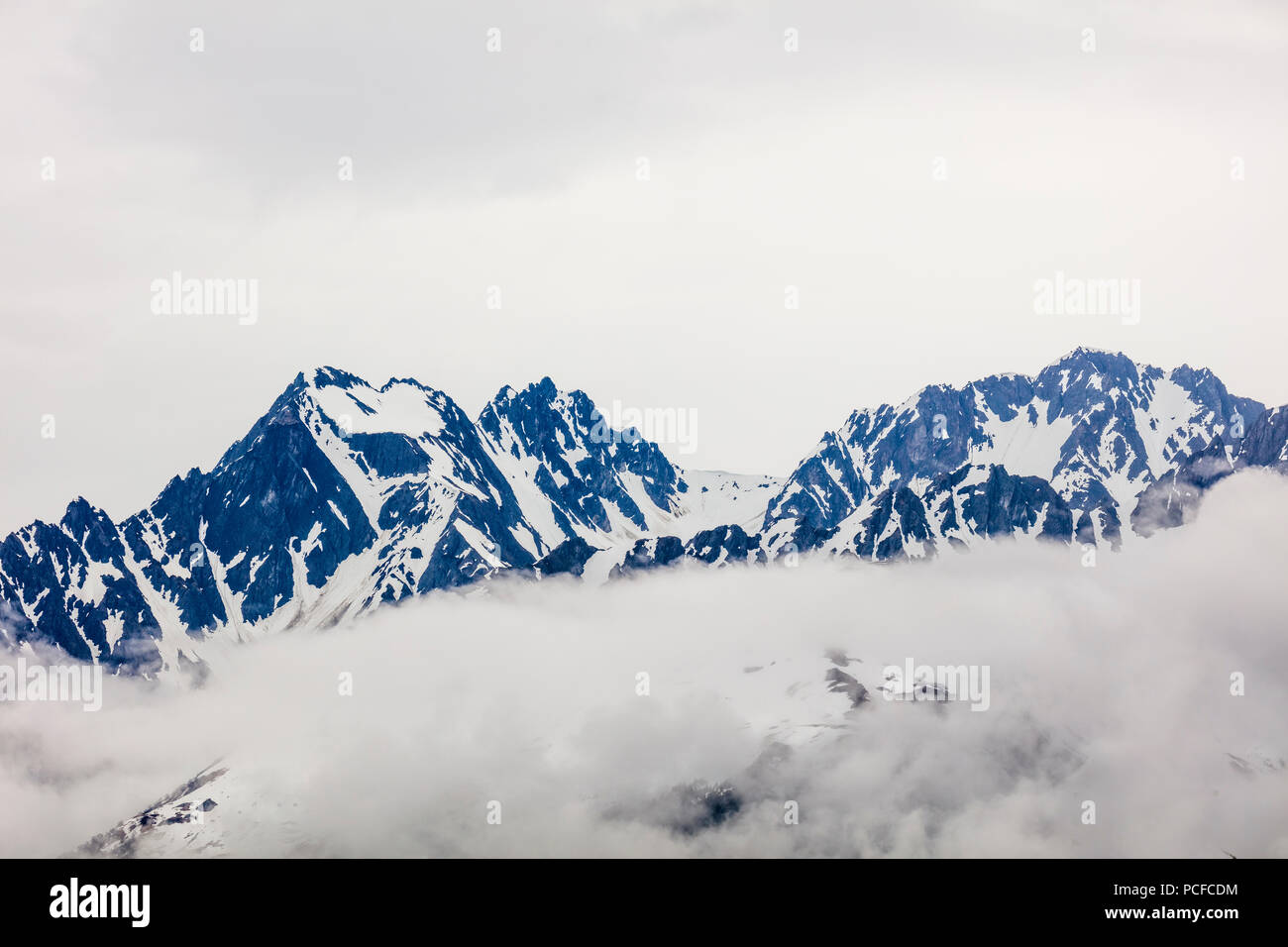 Enneigés des montagnes rocheuses dans les nuages sur la péninsule de Kenai en Alaska Banque D'Images