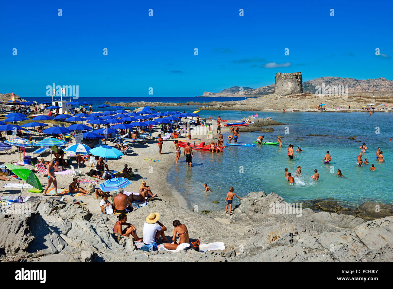 Plage Avec Parasols Et Baigneurs à Porto Torres Stintino