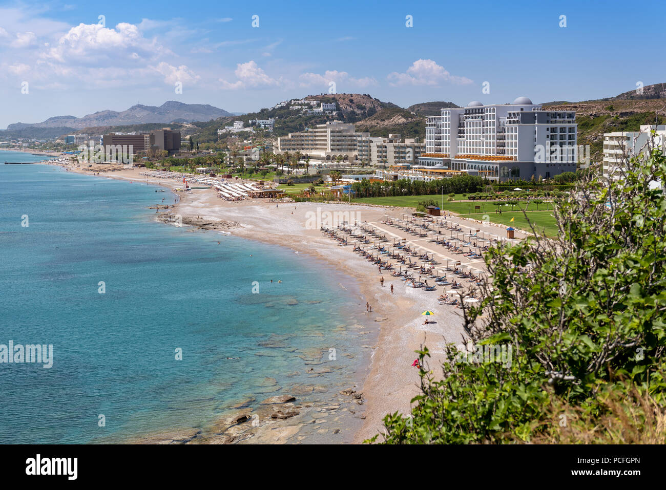 Vue sur plage de sable fin avec de luxueux Hôtels en Faliraki. L'île de Rhodes, Dodécanèse, Grèce. Banque D'Images