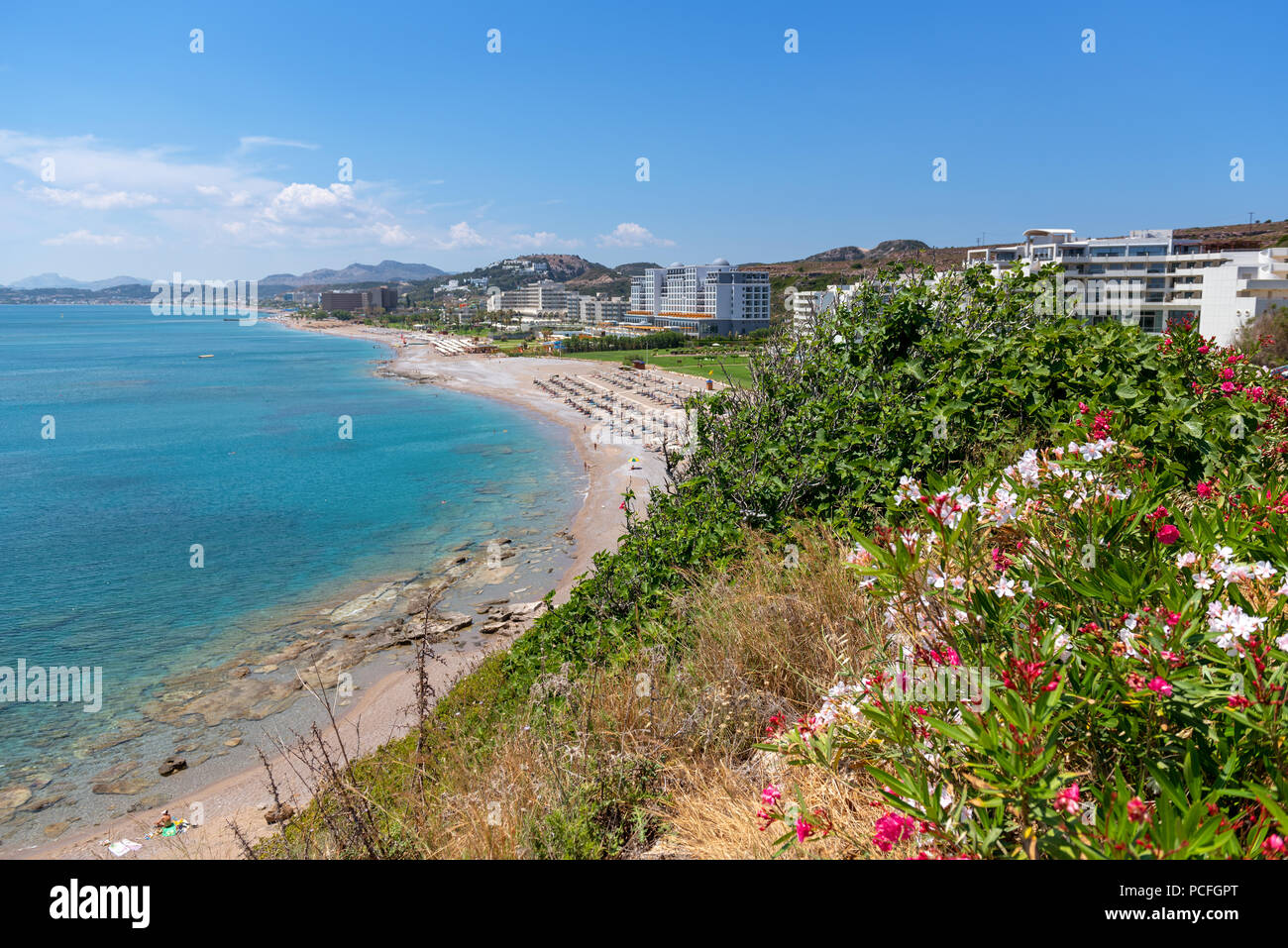 Vue de la côte de la mer avec plage de sable et d'eau de mer de la croûte à Faliraki. L'île de Rhodes, Dodécanèse, Grèce. Banque D'Images