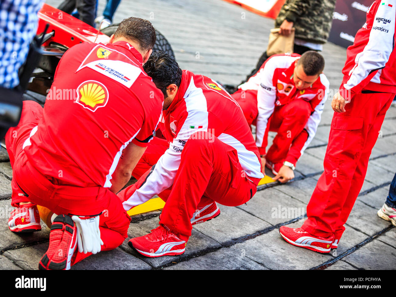 Ferrari crew Banque de photographies et d'images à haute résolution - Alamy