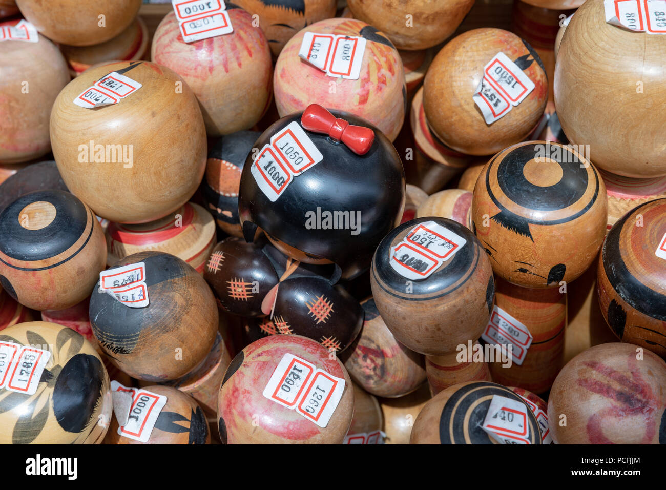 La poupées de kokeshi à la vente ; Koenji, Tokyo, Japon Banque D'Images