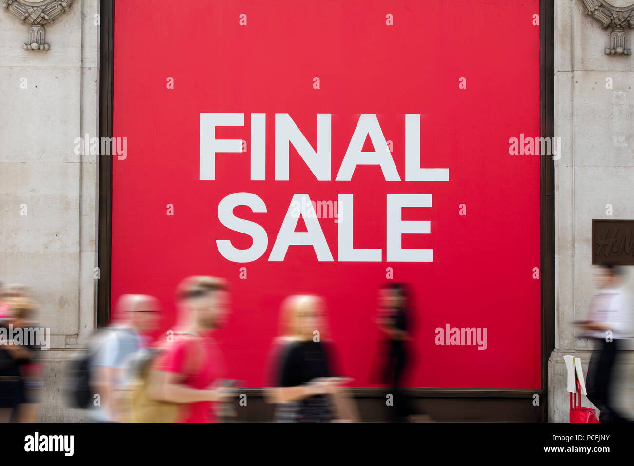 Vente finale affiche à l'extérieur d'un magasin de vente au détail d'escompte commercial. Banque D'Images