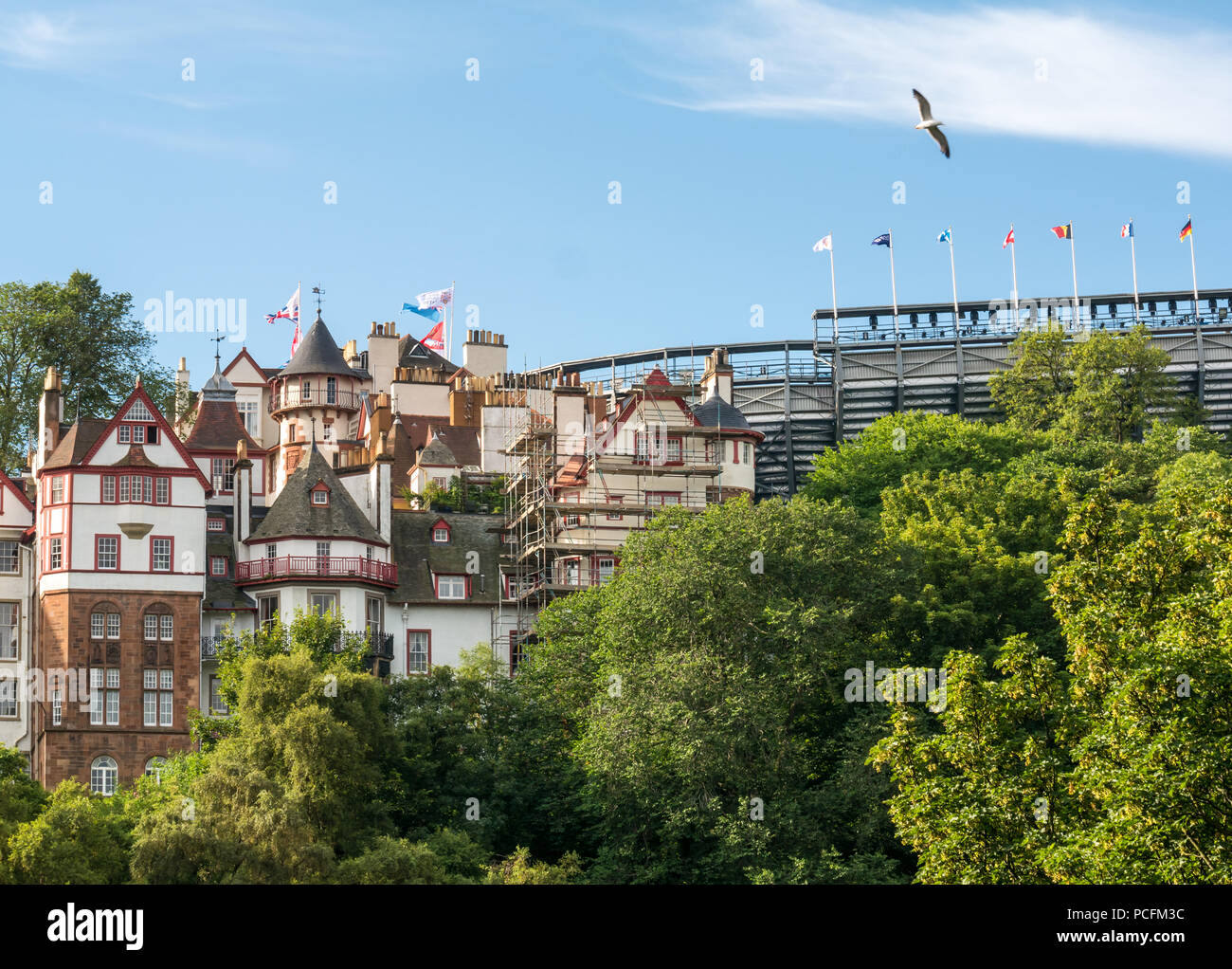 Princes Street Gardens, Édimbourg, Écosse, Royaume-Uni, 01 août 2018. Vue sur les jardins de maisons historiques Jardins Ramsey sur Royal Mile en regard de la structure temporaire pour coin pour le Edinburgh Military Tattoo sur un jour d'été ensoleillé avec ciel bleu Banque D'Images