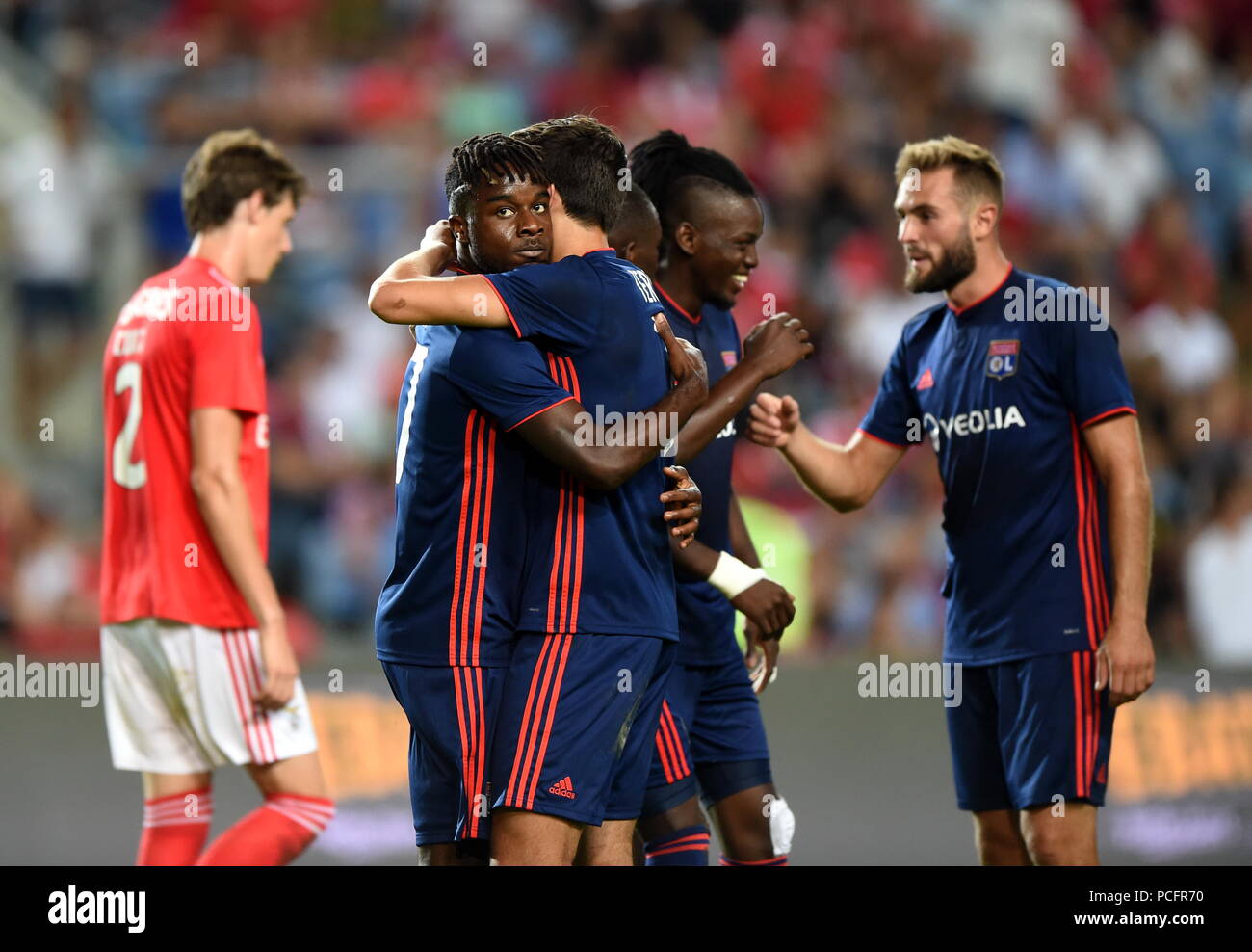 Faro, Portugal. 1er août 2018. Les joueurs de l'Olympique Lyonnais célébrer au cours de la notation Champions internationaux Cup Match contre SL Benfica à Faro, Portugal, le 1 août 2018. L'Olympique Lyonnais a gagné 3-2. Credit : Zhang Liyun/Xinhua/Alamy Live News Banque D'Images