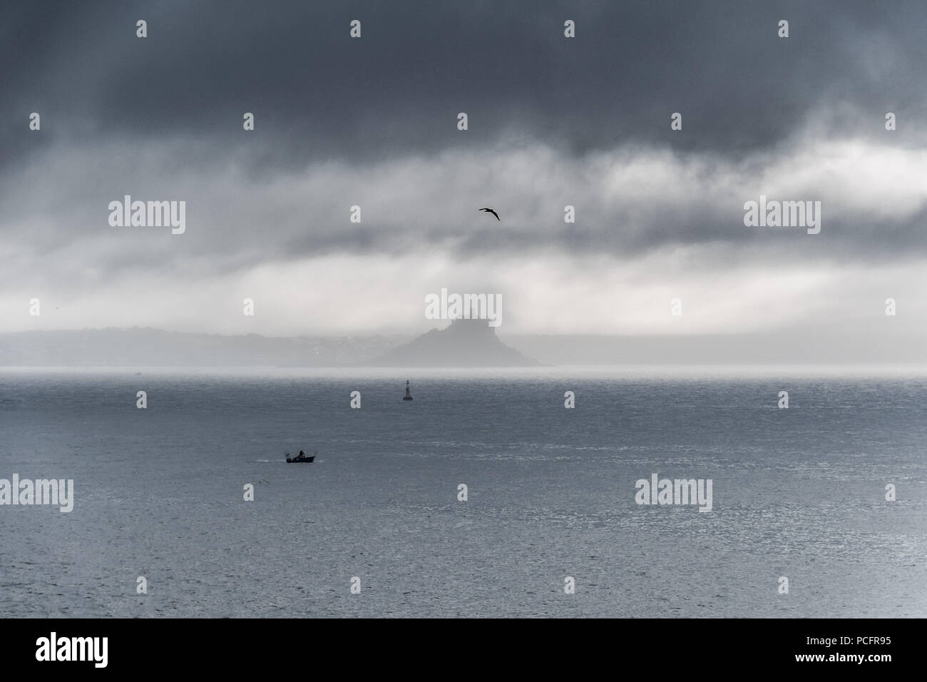 Mousehole, Cornwall, UK. 2 août 2018. Météo britannique. Le soleil a essayé de briser tôt le matin, les nuages bas et le brouillard, comme les pêcheurs étaient sortis tôt ce matin à Mounts Bay. Dans la distance St Michaels Mount à Marazion. Crédit : Simon Maycock/Alamy Live News Banque D'Images