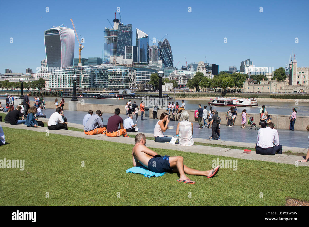 London UK. 2 août 2018. Les piétons profitez de l'été le soleil dans les champs de potiers avec le retour du beau temps après une brève période de froid et le Met Office prévoit des températures plus portées par un panache d'espagnol et de l'extrême chaleur déménagement en Grande-Bretagne à crédit : amer ghazzal/Alamy Live News Banque D'Images