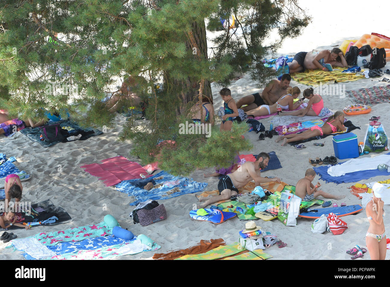 Stare Splavy, République tchèque. 09Th Aug 2018. La série de journées tropicales se poursuit en République tchèque avec des températures allant jusqu'à 38 degrés Celsius et les gens apprécient les bains de soleil et nager dans le lac Macha (Machovo jezero), un lac artificiel (étang à poissons) près de Doksy et Château Bezdez dans la région de Liberec, République tchèque, le jeudi 2 août 2018. Le nom du lac se réfère à la poète romantique Karel Hynek Macha. Photo : CTK Vit Cerny/Photo/Alamy Live News Banque D'Images