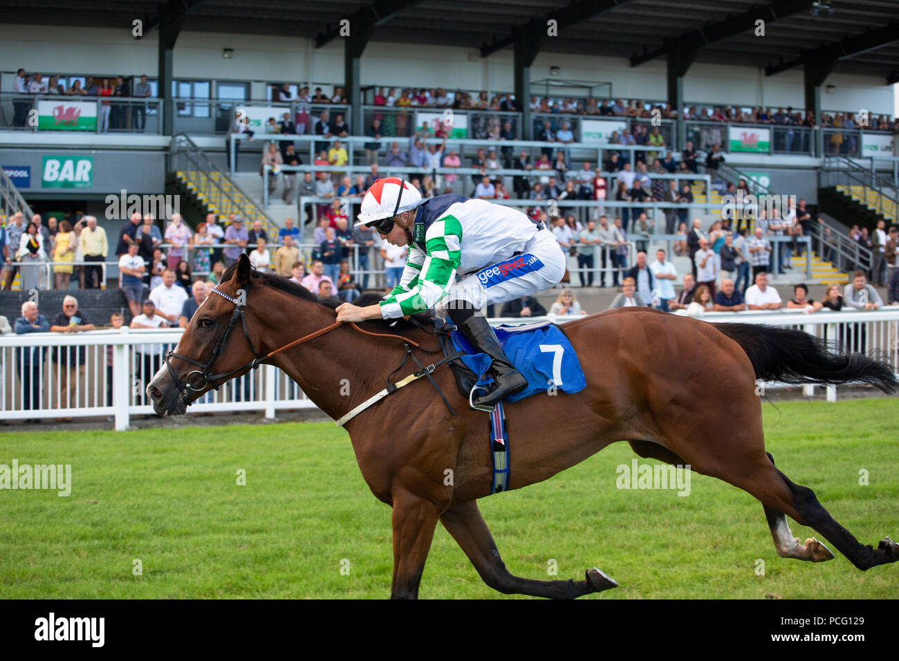 Ffos Las Hippodrome, Trimsaran, Pays de Galles, Royaume-Uni. Jeudi 2 août 2018. Notre pouvoir (jockey David Probert) gagne le Mintbet Freebet 2e à Sp Fav Maiden Stakes : Crédit Gruffydd Thomas/Alamy Live News Banque D'Images