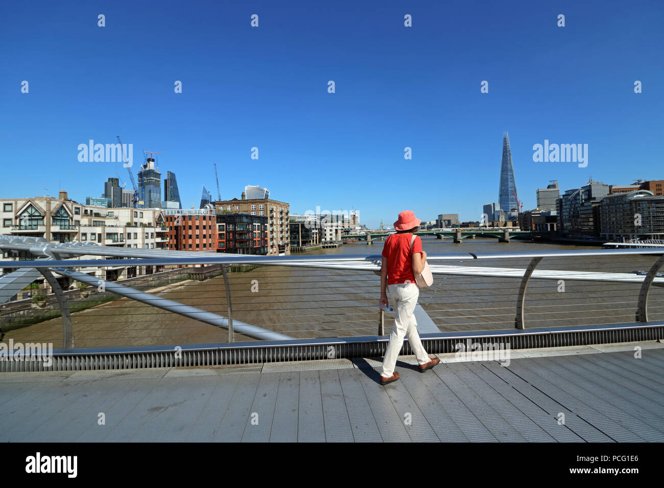 Londres en Angleterre. 2 août 2018. Une fabuleuse journée pour profiter d'une promenade à travers le pont du millénaire sur la Tamise dans le centre de Londres. Credit : Julia Gavin/Alamy Live News Banque D'Images