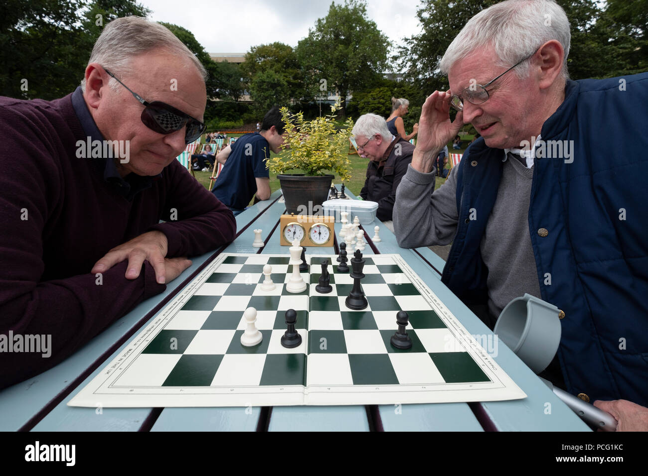 Edinburgh, Ecosse, Royaume-Uni. 2 Août, 2108. Les échecs en cafe dans les jardins de Princes Street. James Ferguson (à gauche) et Dennis Anderson jouer aux échecs sur des tables prévues pour le public et les clubs d'échecs local. Ils se réunissent tous les jeudi et dimanche en été. Credit : Iain Masterton/Alamy Live News Banque D'Images