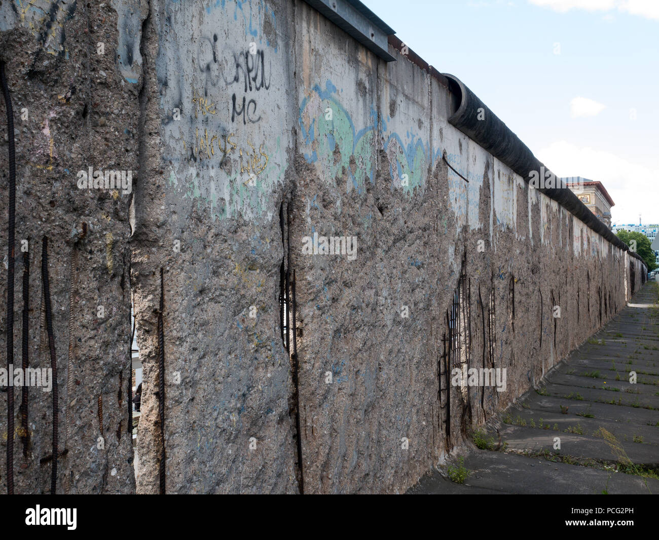 Berlin, Allemagne. 1er juillet 2018. Vestiges du mur près de Musée de la topographie de la Terreur.Mur de Berlin a été construit par des soldats dans Bernauer Strasse à diviser la ville en fonction de l'idéologie et également divisé les familles, amis et voisins. Elle était jusqu'en Novembre 9th, 1989 comme une barrière entre l'Est et l'Ouest, la dictature et la démocratie. Crédit : Jana Cavojska SOPA/Images/ZUMA/Alamy Fil Live News Banque D'Images