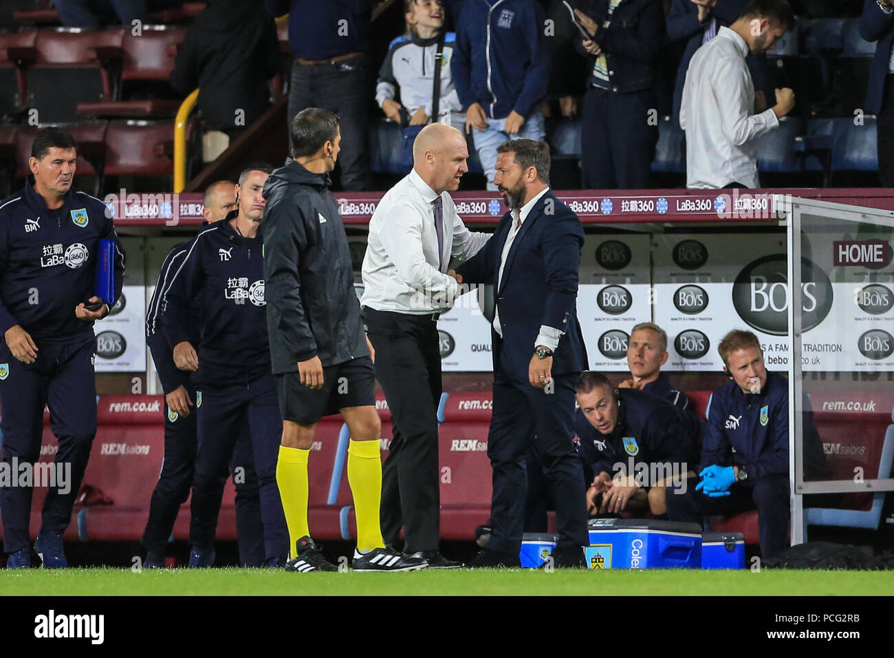 Turf Moor, Burnley, Royaume-Uni. 2 août 2018, Turf Moor, Burnley, Angleterre ; l'UAFA Deuxième tour de qualification de la Ligue Europa Burnley v Aberdeen ; Derek McInnes manager d'Aberdeen félicite Sean Dyche manager de Burnley sur sa victoire de 3-1 Crédit : News Images /Alamy Live News Banque D'Images