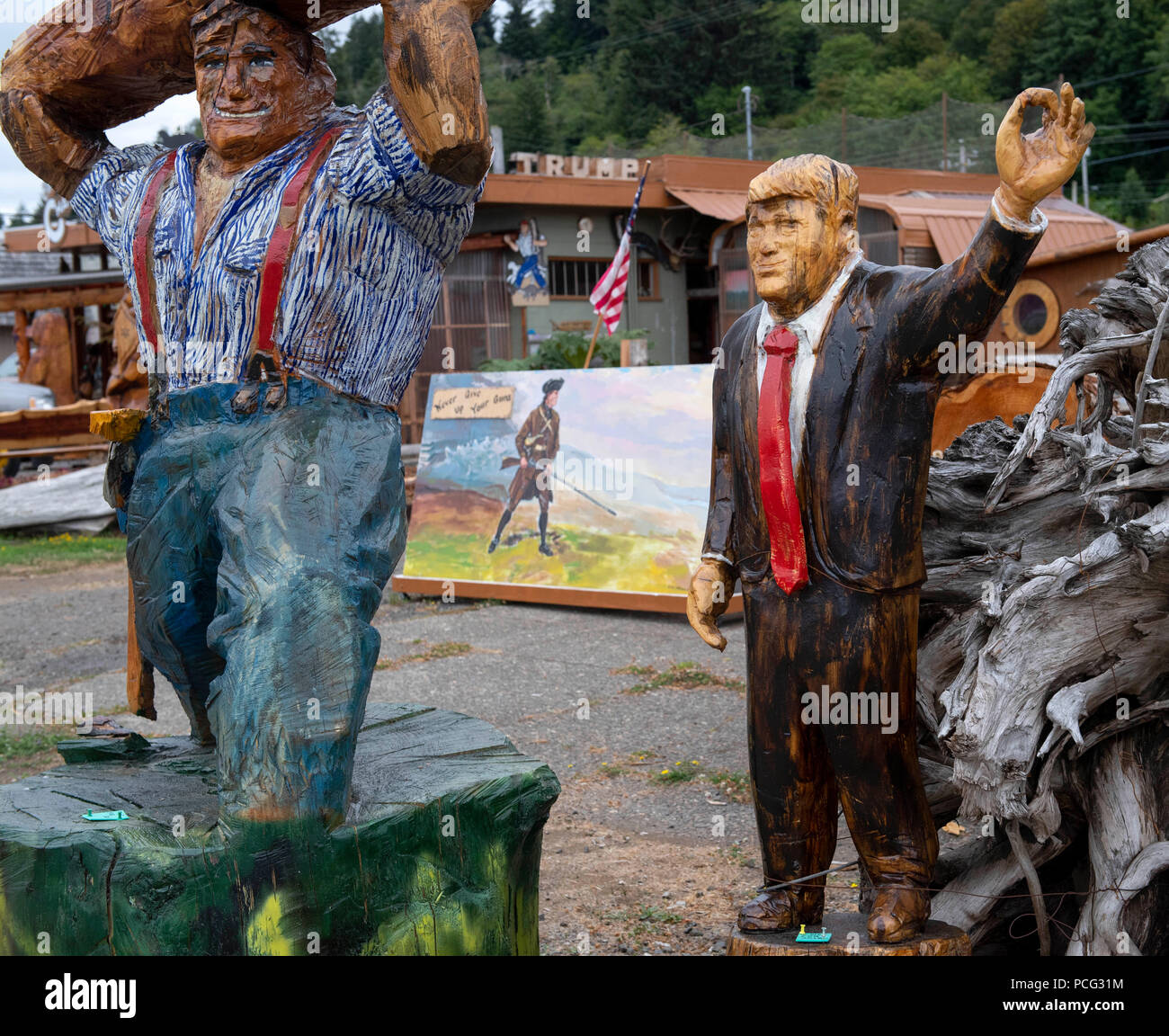 Oshkosh, Wisconsin, USA. 2 Août, 2018. La sculpture d'une tronçonneuse  représentant Donald Trump, droit, orne un trottoir au centre-ville de  Gettysburg. Le sud-ouest de l'Oregon logging ville de Gettysburg accueille  chaque année