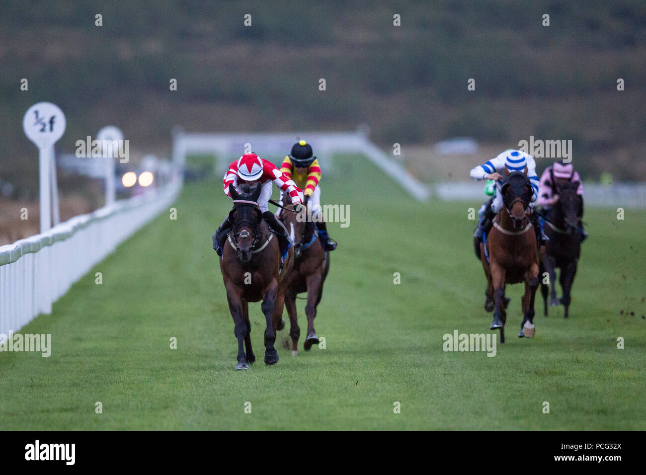 Ffos Las Hippodrome, Trimsaran, Pays de Galles, Royaume-Uni. Jeudi 2 août 2018. Swendab (jockey Rossa Ryan) (à gauche) sur la façon de gagner le Mintbet Crédit : Handicap Gruffydd Thomas/Alamy Live News Banque D'Images