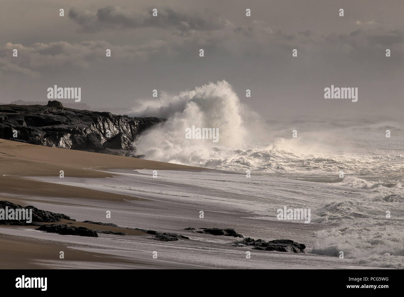 Le nord de la côte portugaise sous forte tempête Banque D'Images