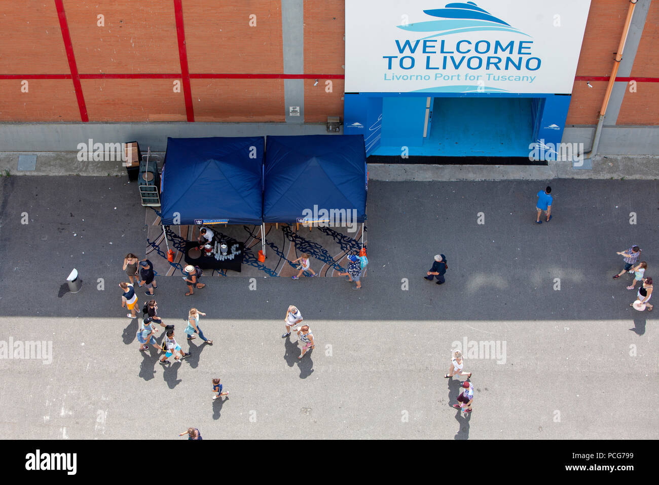 Le terminal de croisière à Livourne Italie avec une pancarte avec l'inscription Bienvenue à Livourne dans le port de Livourne vu de 9 pont d'un grand bateau de croisière Banque D'Images