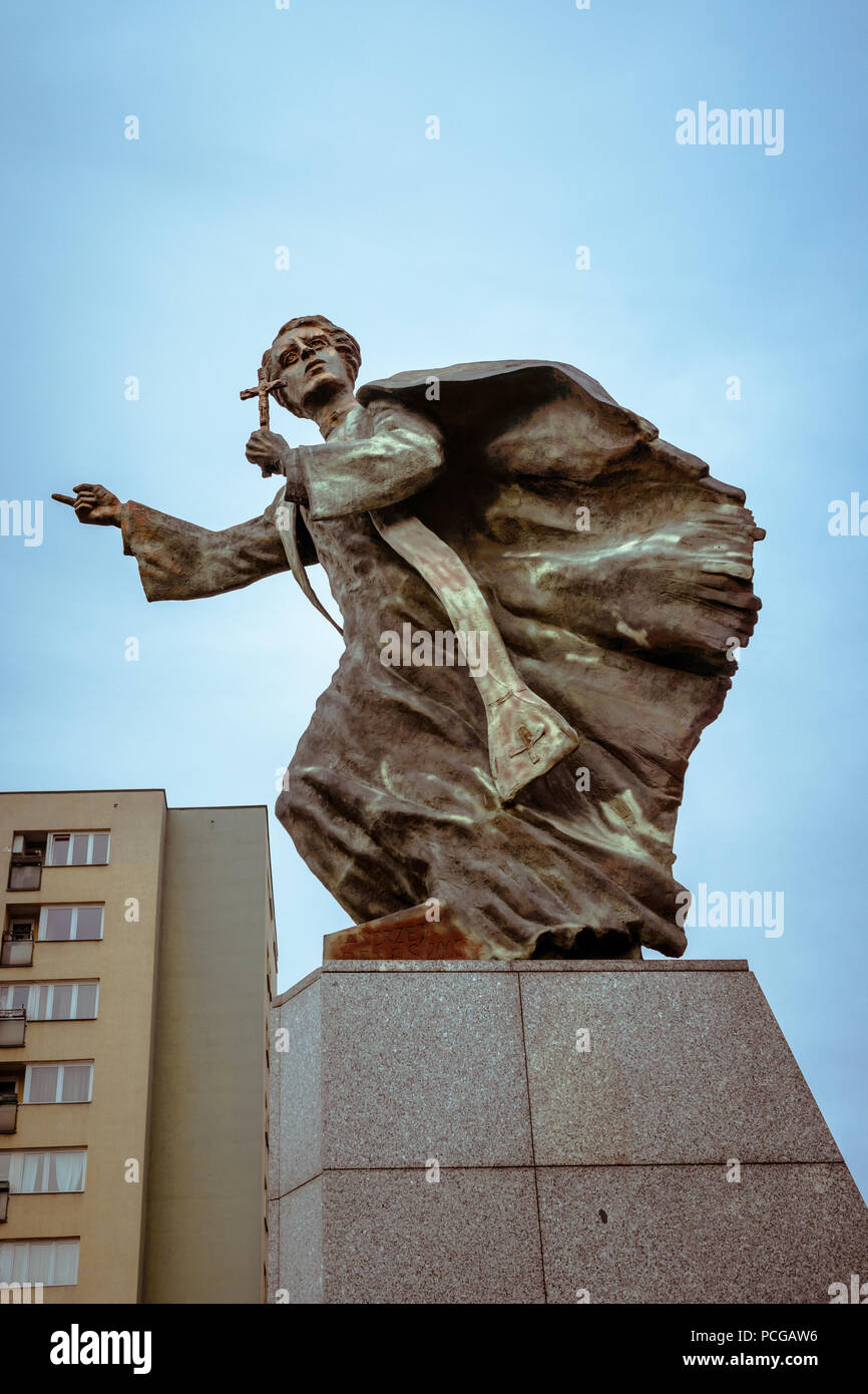 Statue de dramatique Jan Ignancy Skorupka, héros de la bataille de Varsovie, sculptée par Andrzej Renes en 2005, à l'extérieur de la cathédrale St Florians, Pologne Banque D'Images