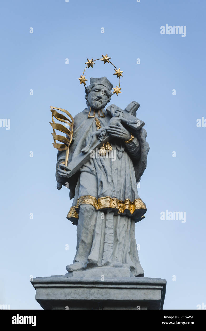 Statue de saint Jean Népomucène dans Opole, Pologne avec éléments d'or, Palme de martyre, de l'auréole de cinq étoiles, des peignoirs et des crucifix croix avec Jésus. Banque D'Images