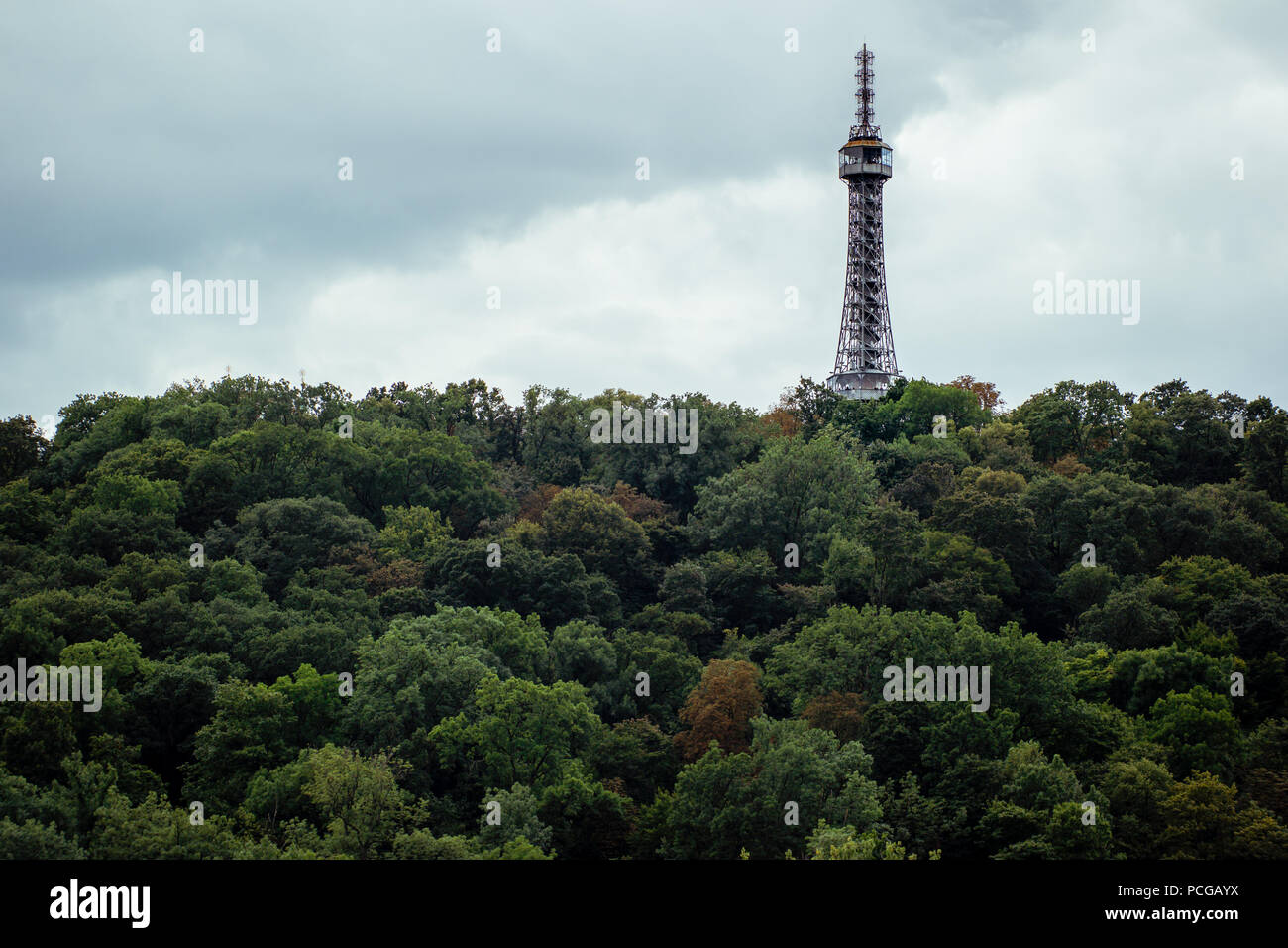 La tour d'observation de Petřín, cadre métallique en acier près de réplique de la Tour Eiffel, à Prague, République tchèque - vu à travers une forêt d'arbres. Banque D'Images