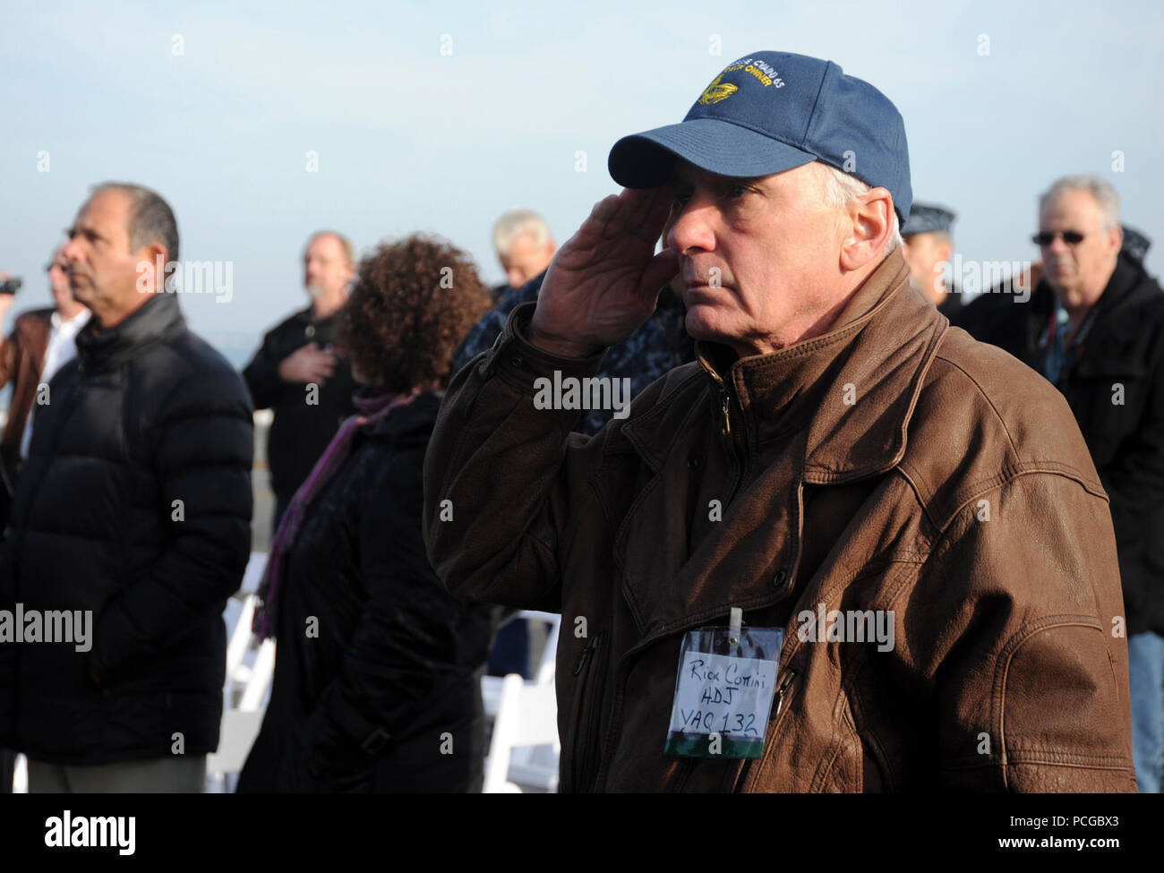 La NORFOLK (nov. 30, 2012) Anciens Combattants participent à la cérémonie commémorant le 14 janvier 1969 Incendie à bord du poste de pilotage porte-avions USS Enterprise (CVN 65). Enterprise a été mise en service en 1961 et est prévue pour célébrer son inactivation, le 1 décembre, après 51 années de service. Banque D'Images