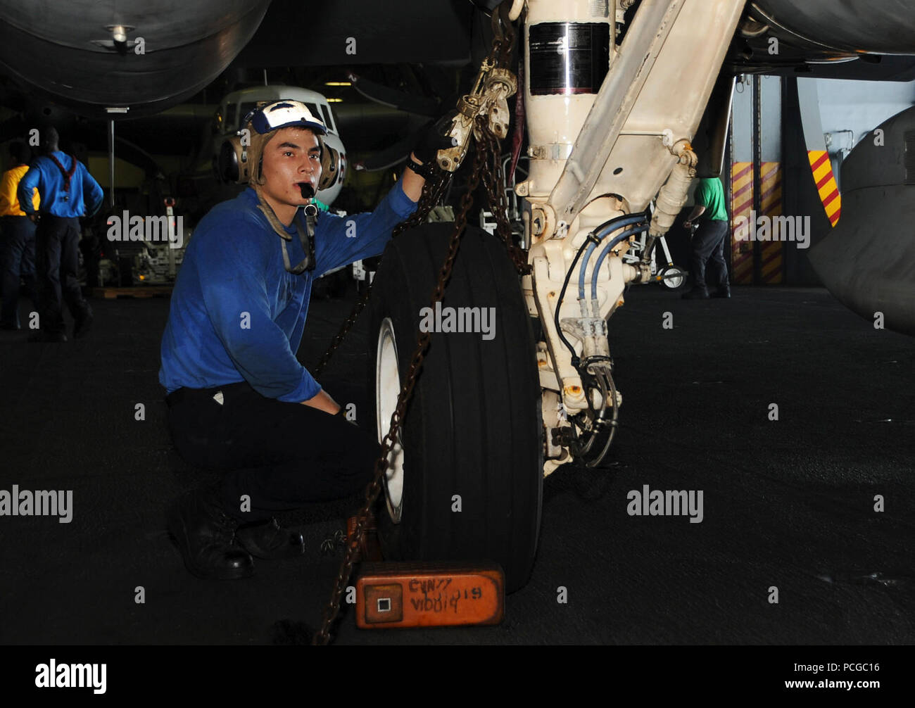 L'Aviation américaine d'équipage ?s Mate Airman Recruter Eaux Brandon assure un EA-6B Prowler aéronefs affectés à l'Escadron d'attaque électronique (VAQ) 134 à bord du porte-avions USS George H. W. Bush (CVN 77) dans le golfe Persique le 7 juillet 2014. Le George H. W. Bush était d'appuyer les opérations de sécurité maritime et les efforts de coopération en matière de sécurité dans le théâtre dans la 5e Flotte des États-Unis zone de responsabilité. Banque D'Images