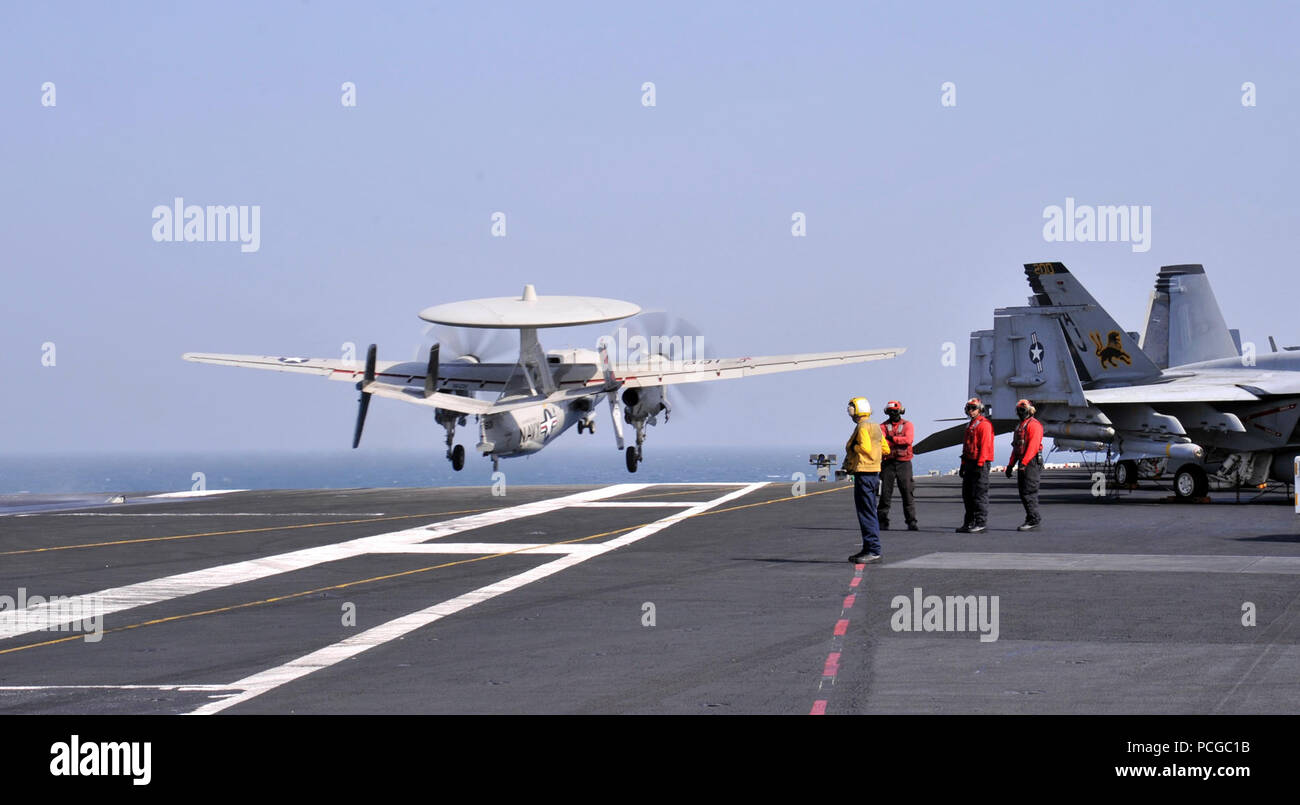 Un EA-6B Hawkeye de l'ours 'Aces de système aéroporté de détection lointaine de l'opérateur (VAW) de l'Escadron 124 lance depuis la cabine de pilotage du porte-avions USS George H. W. Bush (CVN 77). George H. W. Bush soutient les opérations de sécurité maritime et les efforts de coopération en matière de sécurité dans le théâtre dans la 5e Flotte des États-Unis zone de responsabilité. Banque D'Images