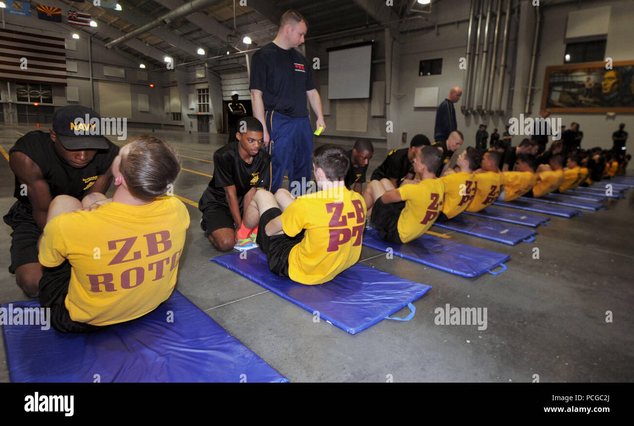 Grands Lacs, Ill., (13 mars 2014) - lycée Zion-Benton Township High School (Ill.) les officiers subalternes de réserve marine Training Corps (Cadets) NJROTC exécuter curl-ups au cours de l'événement sportif de la région de l'Ouest 2015 3 universitaires régionaux, athlétique et percer la concurrence au commandement de l'instruction des recrues (RTC) ici, le 13 mars. Plus de 600 cadets de la Marine 15 unités ROTC Junior de l'Illinois et le Minnesota a participé à l'événement de deux jours. Lycée Zion-Benton a terminé premier au classement général des deux jours de compétition. Sion et de East Aurora (Illinois) secondaire (deuxième place) seront en compétition dans le milieu universitaire, sportif et percer les ressortissants Banque D'Images