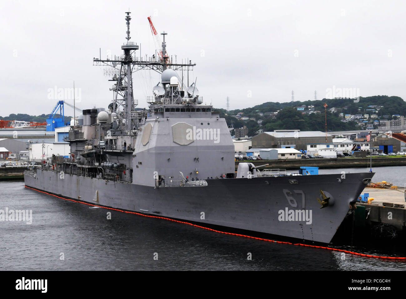 La classe Ticonderoga missiles USS Shiloh moors pierside à l'avant-déploiement, commandant de la flotte de Yokosuka, activités. Banque D'Images