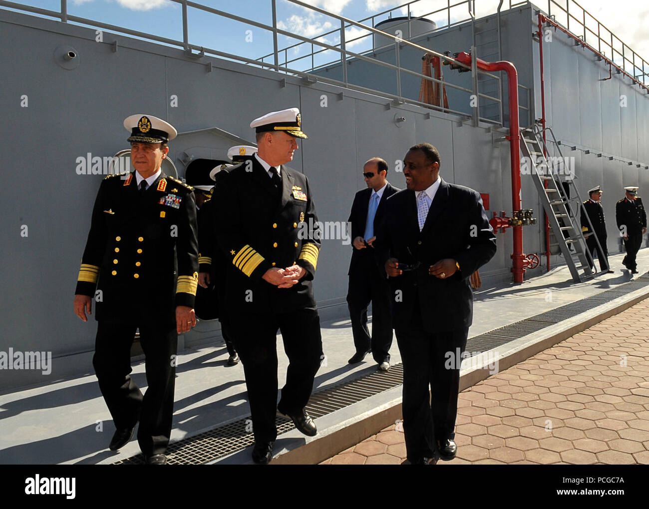 U.S. Navy Chief of Naval Operations Adm. Gary Roughead, deuxième à droite, parle avec Mike Reed, responsable de formation de la marine égyptienne les incendies et le contrôle des avaries à l'école, à la base navale d'Abu Qir, Égypte, 12 novembre 2009. Banque D'Images