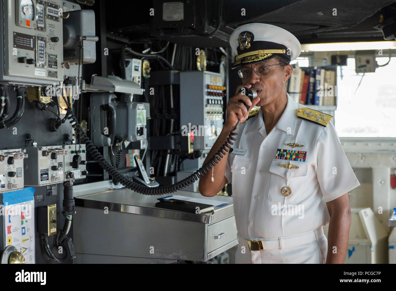 PEARL HARBOR (Août 19, 2013). Cecil D. Haney, commandant de la flotte américaine du Pacifique, utilise le système de publication du navire pour parler à ceux à bord du navire de débarquement quai amphibie USS Pearl Harbor (LSD 52) avant que le navire a mis le cap sur son port d'attache de San Diego. Pearl Harbor est de retour de Partenariat du Pacifique 2013, une mission dans laquelle les forces de la marine américaine sont rejoints par des organisations non gouvernementales (ONG) et les partenaires régionaux que sont l'Australie, le Canada, la Colombie, la France, le Japon, la Malaisie, Singapour, Corée du Sud et la Nouvelle-Zélande à améliorer la sécurité maritime, de la conduite de l'aide humanitaire et de st Banque D'Images